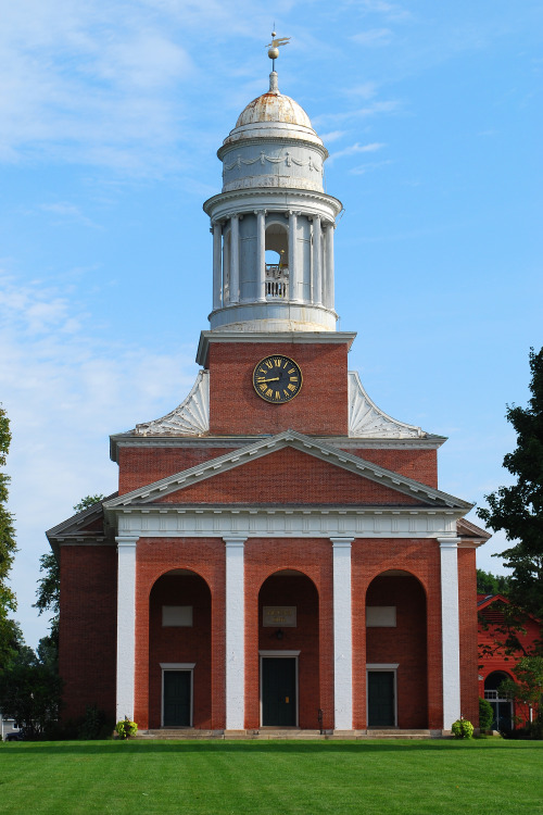 First Church of Christ, Unitarian, Lancaster, view of the façade, project by Charles Bulfinch.