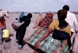 ouilavie:  Nikos Economopoulos. Yemen, Aden. Camp for Somali refugees. 