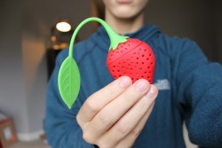 f0cus-me:  netfl1xing:this cute little strawberry thing 🍓  I HAVE ONE TOO, IT’S ORANGE :o