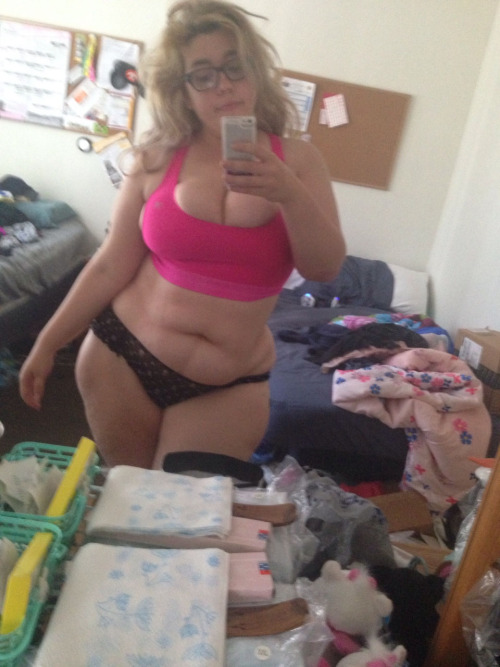 fatphrodite:  disgusting girl refuses to wash her hair