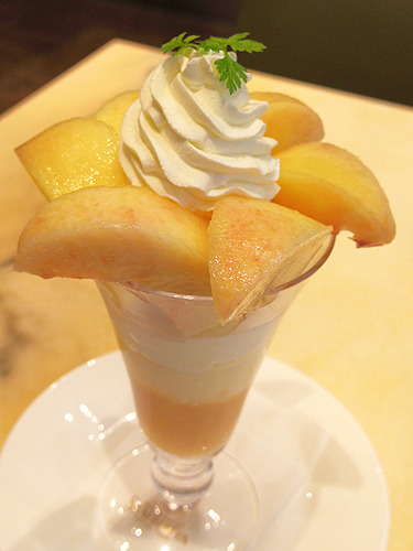 千疋屋総本店ピーチパフェ桃が好きなので、毎年季節になると食べたくなります。大きな桃がたくさん入っていて、おいしかったです！