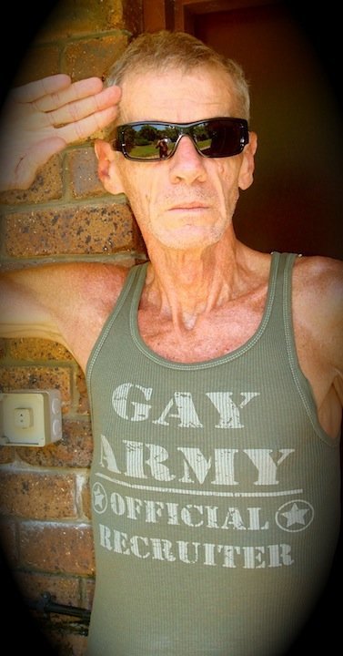 best-daddiespictures: Uncut is Hot ! I’d lick every inch of him!