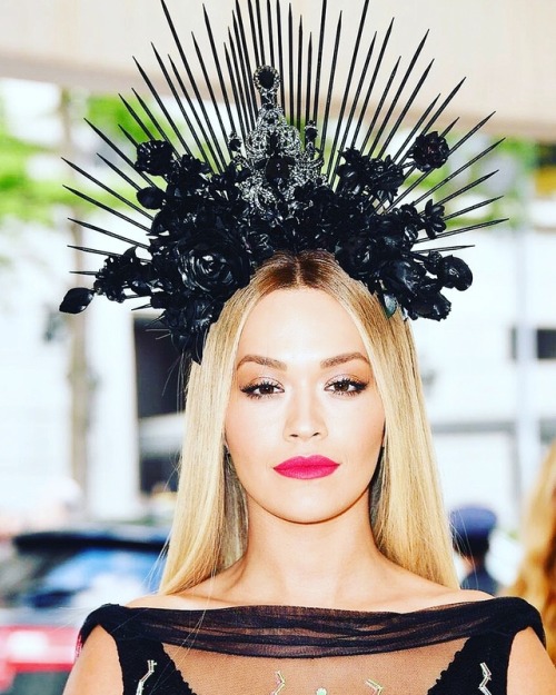 js-official:2018 MET GALA: BEST HEADPIECES, ACCESSORIES AND BEAUTY LOOKS! (PART 1)