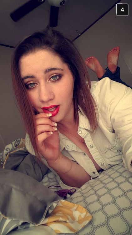 teengirlsfeetarebeautiful: Lovely submission. Beautiful Size 7 feet of a stunning 19 year old.