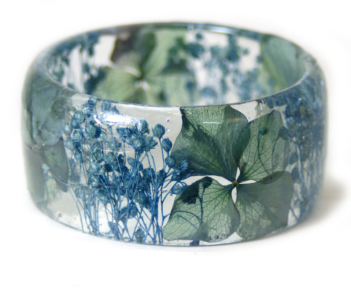 mymodernmet:  Handcrafted Jewelry Contains Delicate Pieces of Nature Encased in Resin