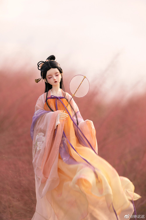 dollpavilion:Posted by 钟迟迟Doll by 一半醒工作室Clothing by 一半醒工作室Makeup by _OldRavine-古谷 Doll dressed in Ta