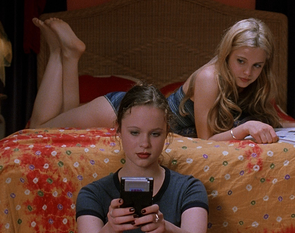 Mena SÃ¼variÂ  and Thora Birch in American Beauty