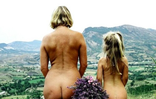 absolutefreedom001: I thought this was a cute picture. Assumably mother/daughter overlooking the cou