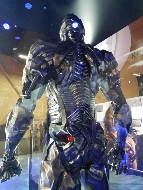cybboy: machinamasculus:  supermantojusticeleague: (PHOTOS: Steve Weintraub, Collider.com) Cyborg is shredded.  Cyborg is cute ^^, too bad his face is half-man half-machine  Beautiful!