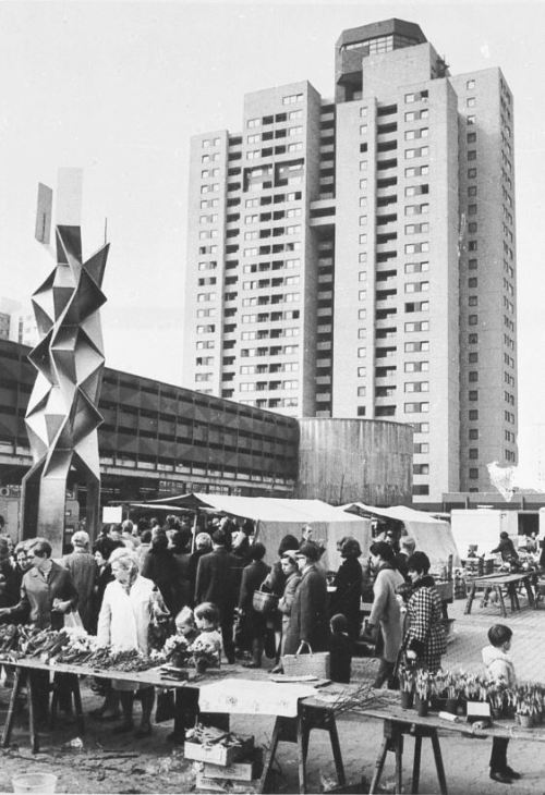 mikasavela: Spring market and public artworks in Gropiusstadt, around 1960, Berlin-Neukölln. Im