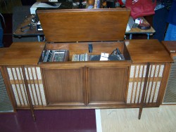 heck-yeah-old-tech:  It’s time for a hi-fi!  This one is a Penbrook, the house brand for JCPenny.