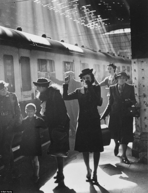 historicaltimes:“A woman bids farewell at Paddington Station in 1942 as her child is evacuated