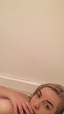amyleemcg:  I have a bath in my new apartment ☺️