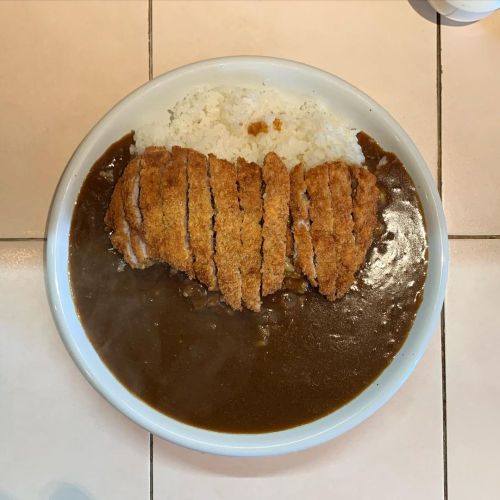 カツカレー（大盛）美味いカレーがソースかけたら更に化けた ボリュームあるし満足度高い #カレー #カツカレー #吹田 (コトブキカレー) https://www.instagram.com/p/CbW