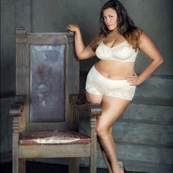 italiankong:  From Russia with love…Curvy hotness from Moscow, Dilyara Larina. Yum! 