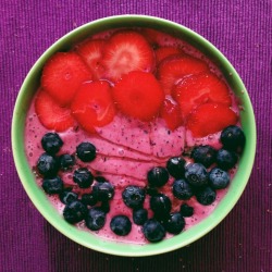 styleyourbody:  iloveoatmealandpeanutbutter:  Part of my brekkie was a smoothie bowl with straw- and blueberries and soy yoghurt, topped with more berries and agave sirup   fitness&amp;health blog!