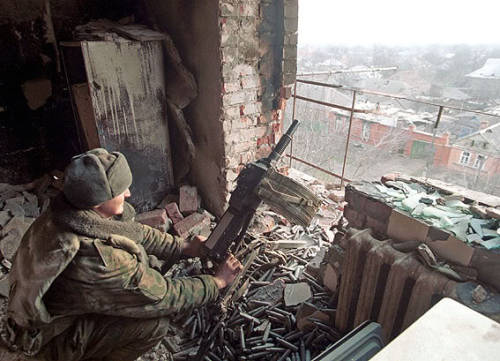 enrique262: First Chechen war, a Russian soldiers fires his AGS-30 automatic 30mm grenade launcher. 