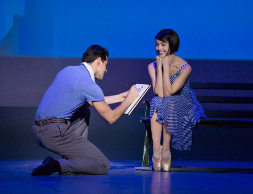 Leanne Cope being drawn by Robert Fairchild in Christopher Wheeldon’s An American in Paris, Théâtre 