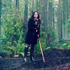 emmba:#regina ‘i’ll use magic to rifle through a purse with approximately 8 items in it #but i won’t