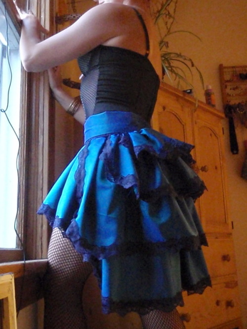 firsttimecosplayer:houndstoothmantaray:Bustle skirt tutorial by Becca K. on Cut out & KeepClick 