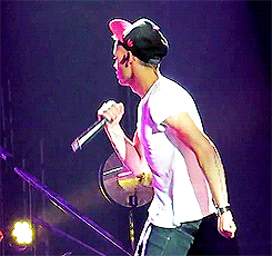 the1dblog:      The way he lifts up his shirt 