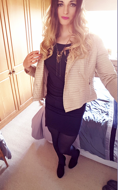 denisecrossdress69:  nikkidoesclothes:  Morning guys :)  Hot Hun!!!!.