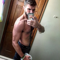 brussello:  quick the boyfie is sailing in the bvi rn here is shirtless ~pic~ I posted on the gram but deleted (◕‿◕✿)(◕‿◕✿)(◕‿◕✿)