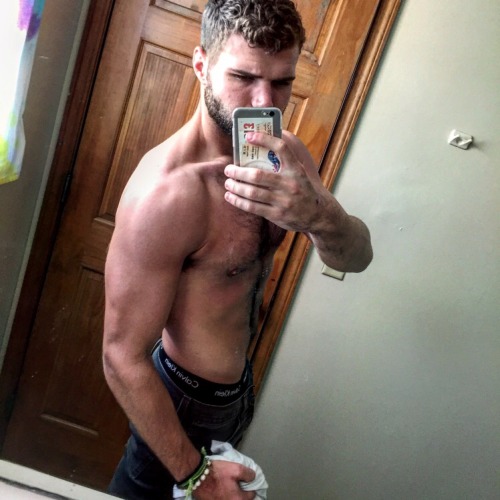 brussello:  quick the boyfie is sailing in the bvi rn here is shirtless ~pic~ I posted on the gram but deleted (◕‿◕✿)(◕‿◕✿)(◕‿◕✿)