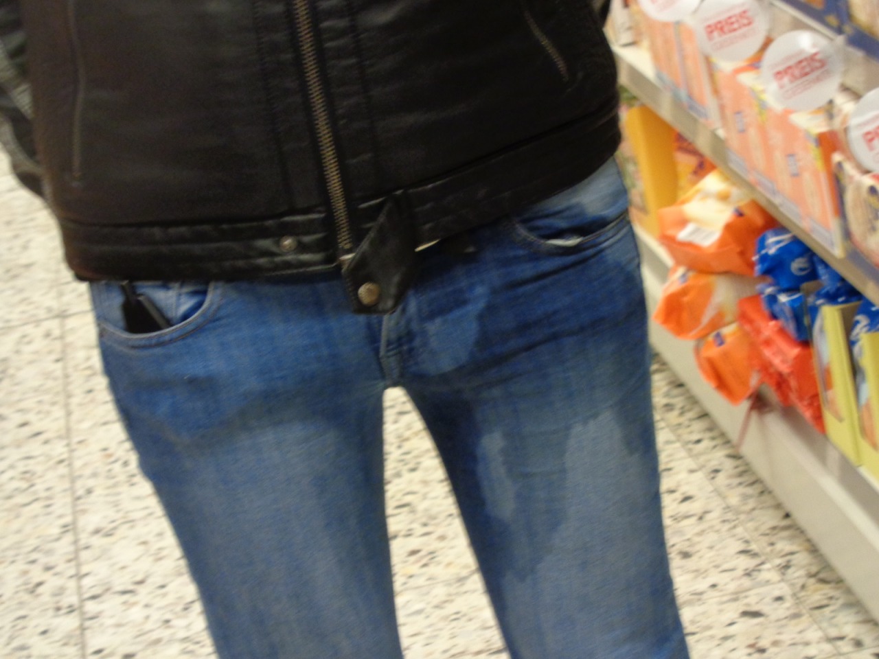 stljtnow: skinnyfotze: geiles PISSEN im SUPERMARKT……….. was geil so cool, let’s