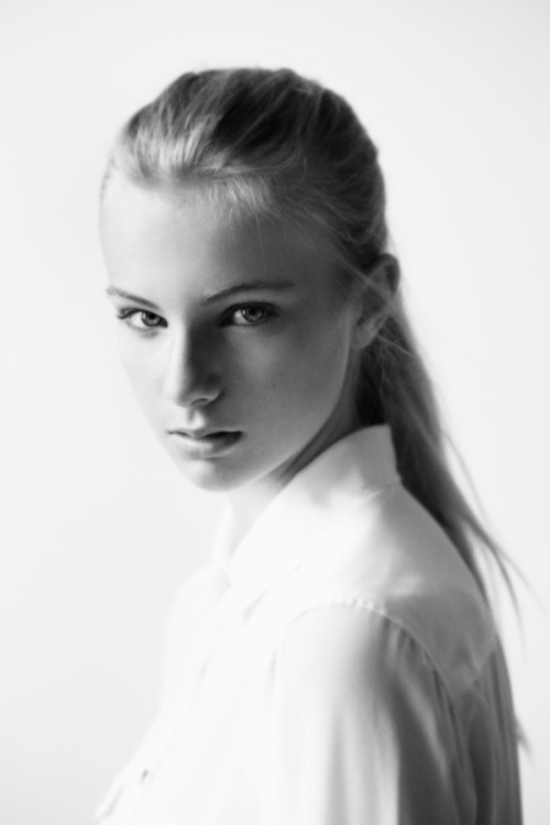 carlocalope: let calope make you fall in love with chloe (sutherland).