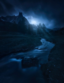 coiour-my-world:Stream in the Dark ~ Val