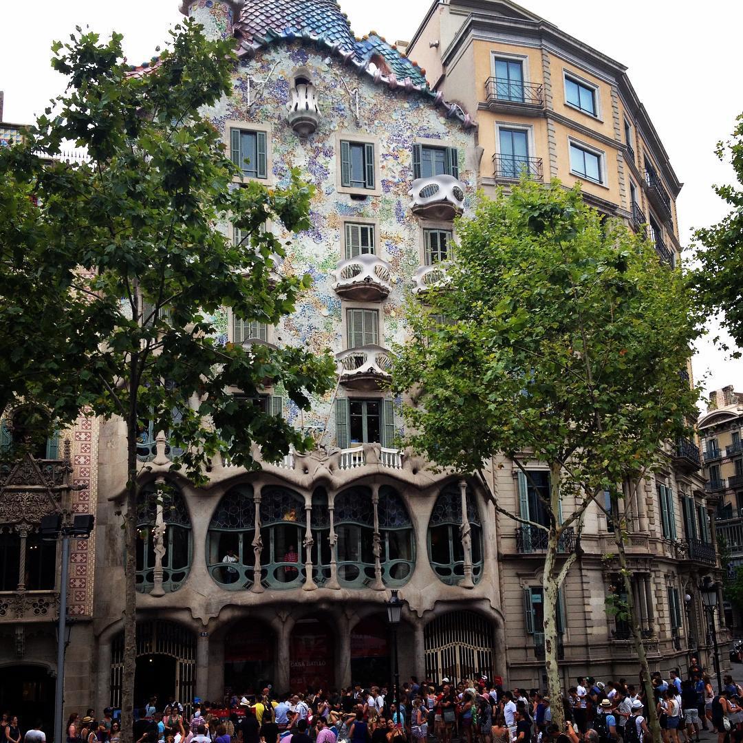 The living artwork of the city. 😱 #barcelona #spain #architecture #art #gaudi