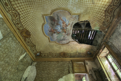 Just some ceiling decor, you know, the usual stuff… Abandoned castello, Italy, 2017.flickr ◄ 