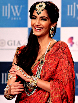 madhoshiyaan:    I have eclectic taste, and I love vintage style mixed with glamour