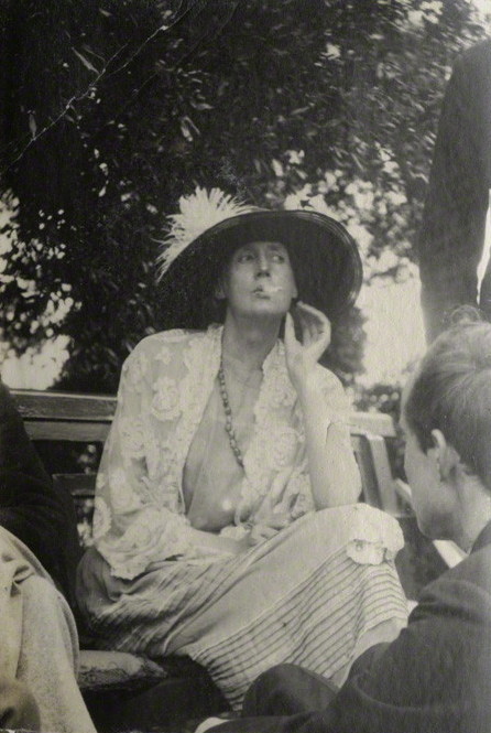 albion-sails-on-course: eallena: madameretro: Virginia Woolf (1882-1941)Photographer: Lady Ottoline 