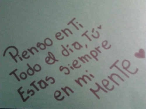Es raro usualmente nunca me han tenido pensando tanto en una persona , pero aquí estoy enamorándome de tus juegos , de las miradas cómplices y palabras bonitas. 