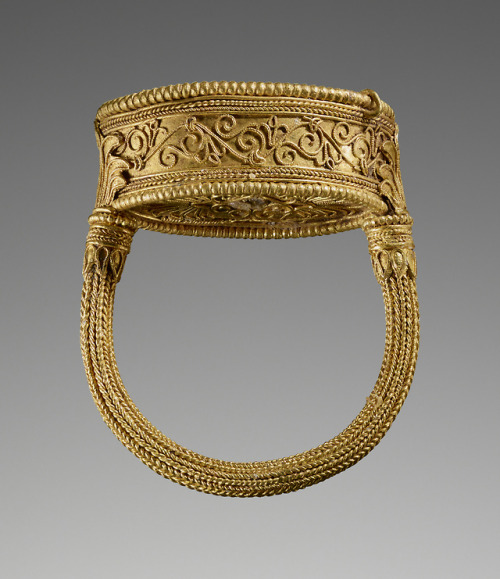 Gold box bezel ring with the hero Bellerophon riding Pegasus, attributed to the Santa Eufemia master
