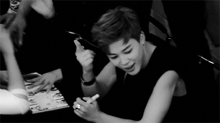 he was so rude at this fansign..