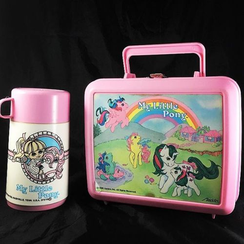 Calling all 80s kids: this #vintagelunchbox is now at the #modcloset booth 🌈 .
.
#mylittlepony #80smylittlepony #vintagemylittlepony #mlp #vintagemlp #80smlp #mlplunchbox #mylittleponylunchbox #80sstyle #80skidstuff #throwback — view on Instagram...