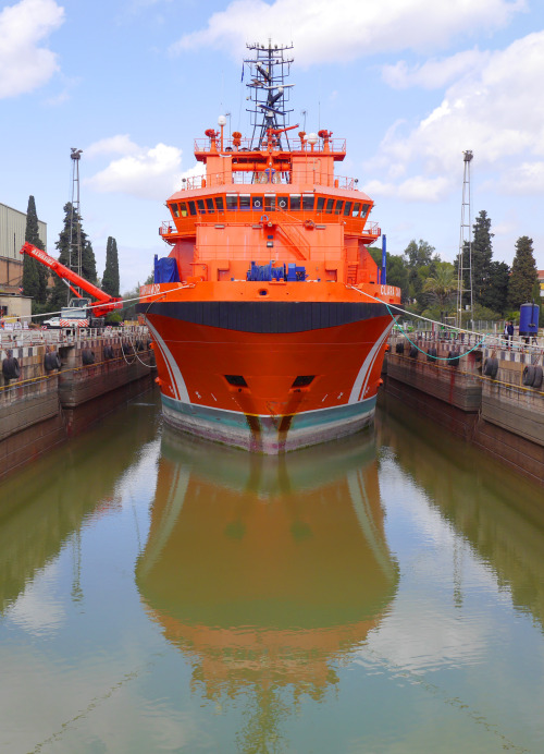 less-and-less-interesting:With a bollard pull of 220 tons, the tugboat Clara Campoamor in Seville sh