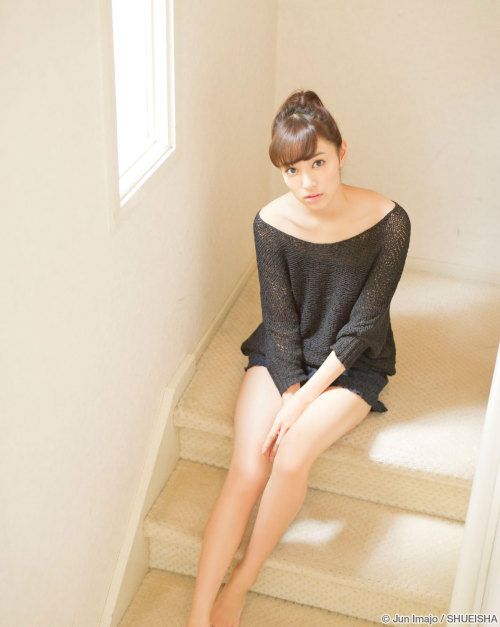 (via フォトビュアー - THE HOUSE OF CUTIES - 週刊ヤングジャンプ公式サイト) 岡本あずさ