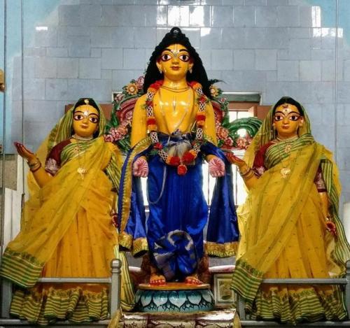 Prabhu Nityananda, Mata Vasudha (left), Mata Janhava (right) (Srivas Angan, Nabadwip, WB)