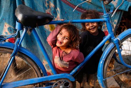 letswakeupworld:  Street children play on a roadside in Allahabad, India.