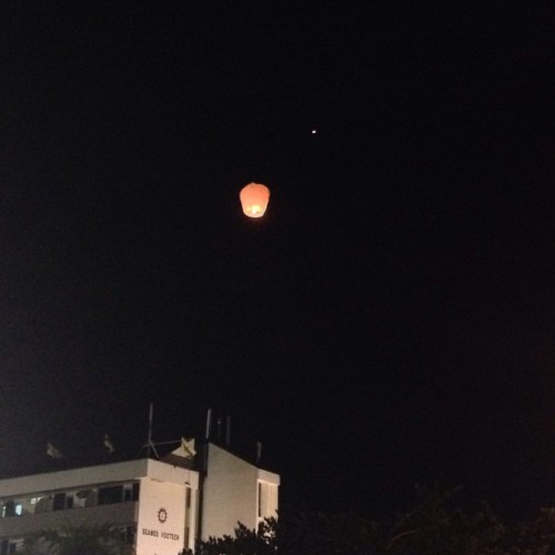 Releasing 4 hot air lantern to commemorate 11th end of ramadhan with @wiramahdi &amp; @hadiimhms