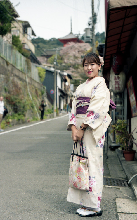 Chawan-Zaka est l’une des deux rues conduisant au Kiyomizu-Dera, visible en arrière plan.