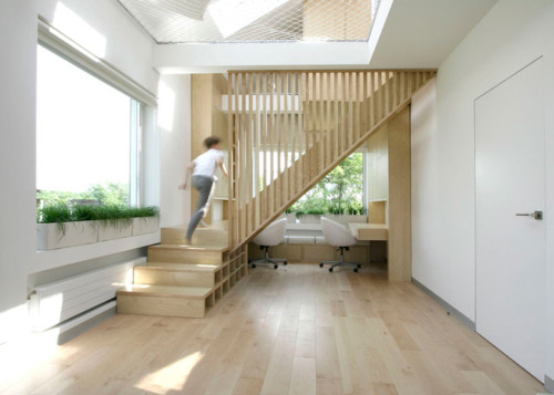 digitalramen: Ruetemple designed this children’s playroom with an overhead hammock.