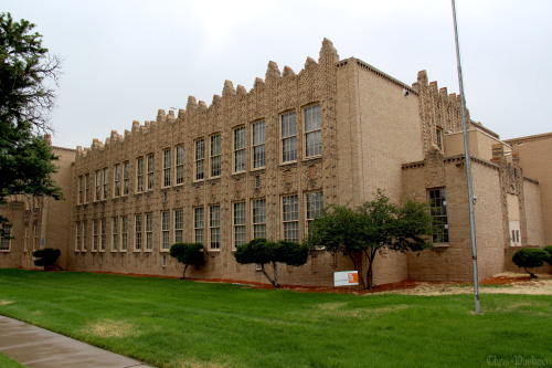 41st and NavajoHorace Mann Middle SchoolBuilt in 1931 by famed architect Temple Buell, the Horace Ma