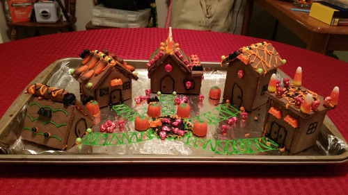 cookiegoesrawrrr:  babyskittlebug:  transcherrybomb:Mommy and I made a haunted village.BOO! nom nom nom nom nom 🎃  It looks delicious! Can I eats it 😍 *drools*