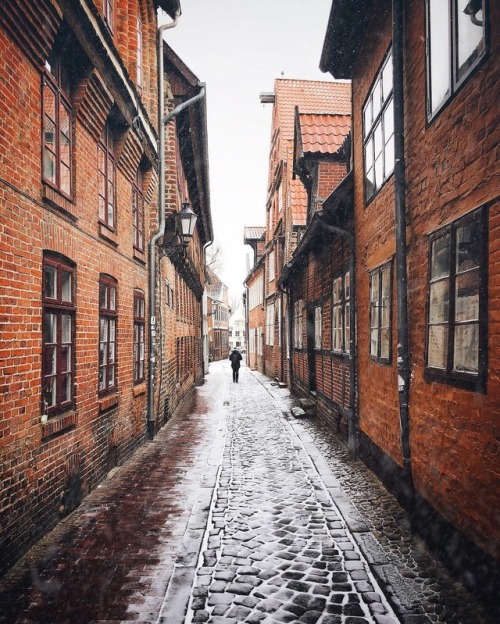 vintagepales2: “the moody alleys and crooked houses of Lüneburg, Germany”