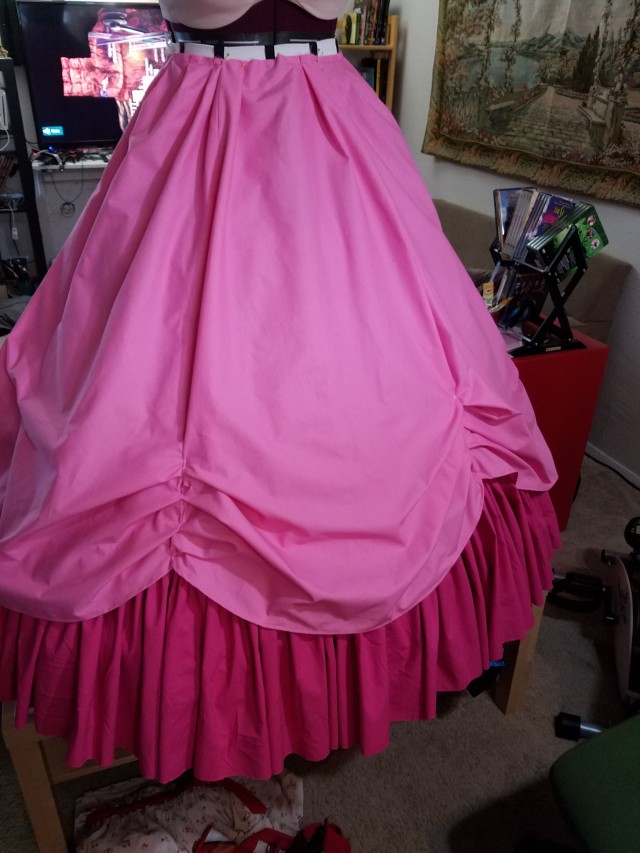 Realized I didn't even share the earlier photos of the Peach Skirt!
I found this fabric at the thrift store and it was 